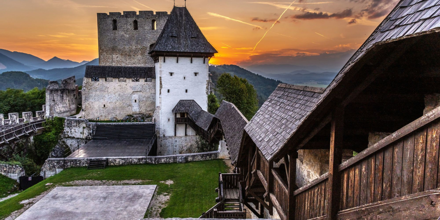 Raziskovanje skrivnosti naše temne zgodovine namesto „kopiranja“ uvoženih praznovanj